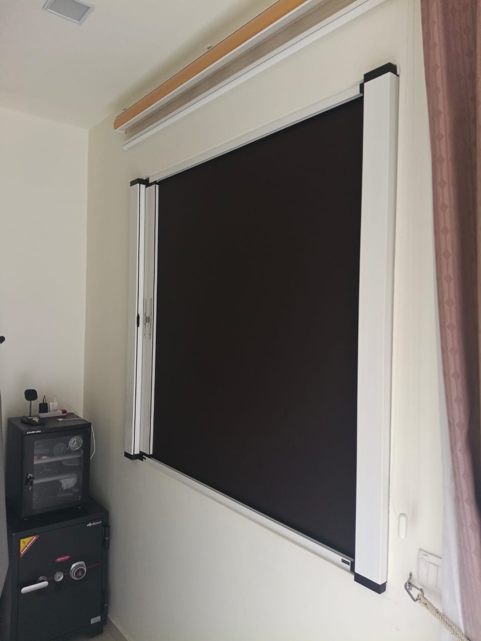 Close view of BlindXpert dual-layer window frame and full-cover blind