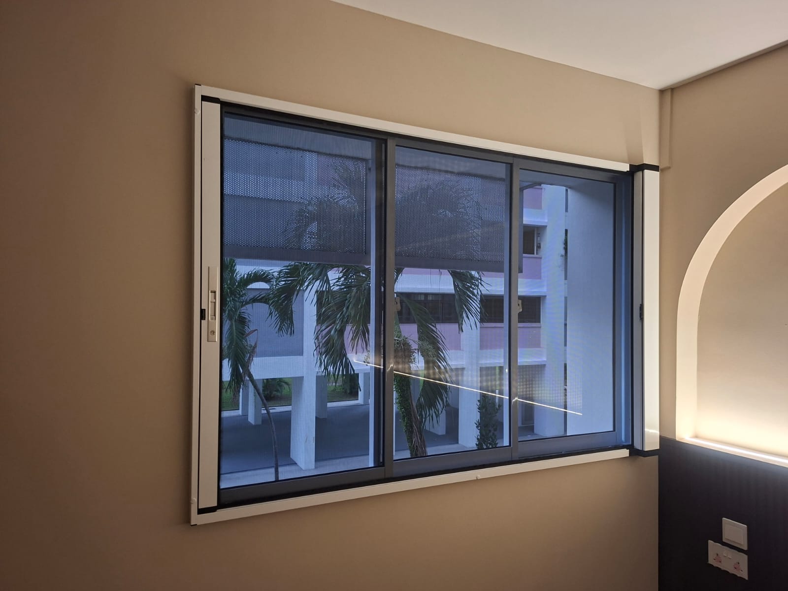 BX MultiPro Screen with clean retractable mesh across a window