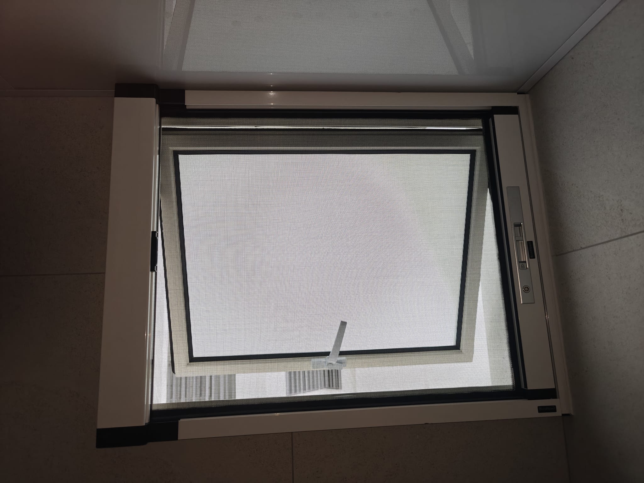 BX MultiPro screen mesh box and seamless track detail